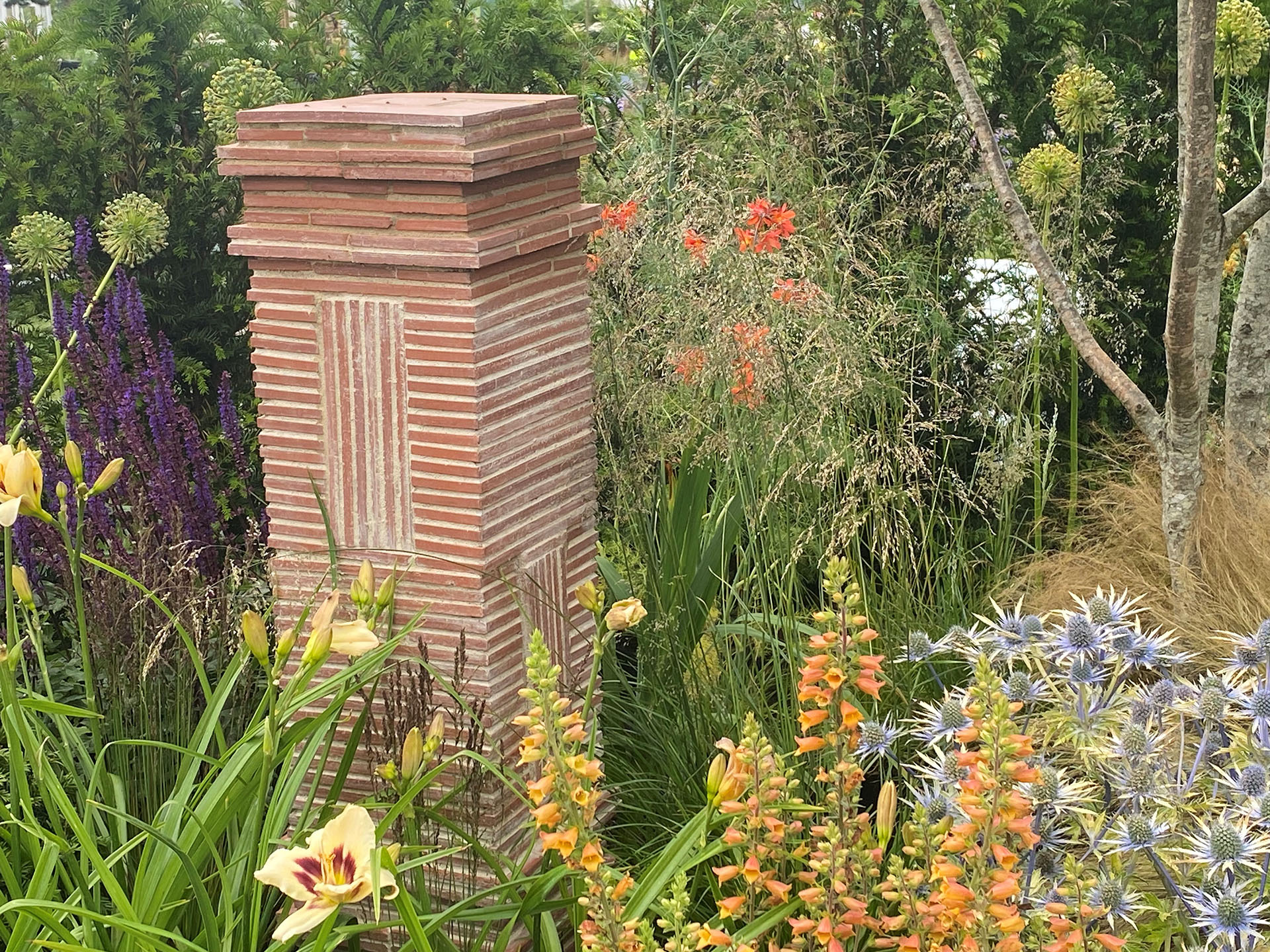 Grant Horticultural used Ketley Linium bricks to create columnal sculptures for their Arts Crafts Show Garden at RHS Tatton Park